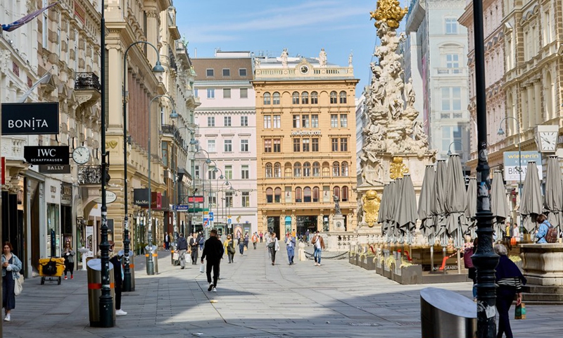 People walk on a street in downtown Vienna, Austria, on April 1, 2021.(Photo: Xinhua)