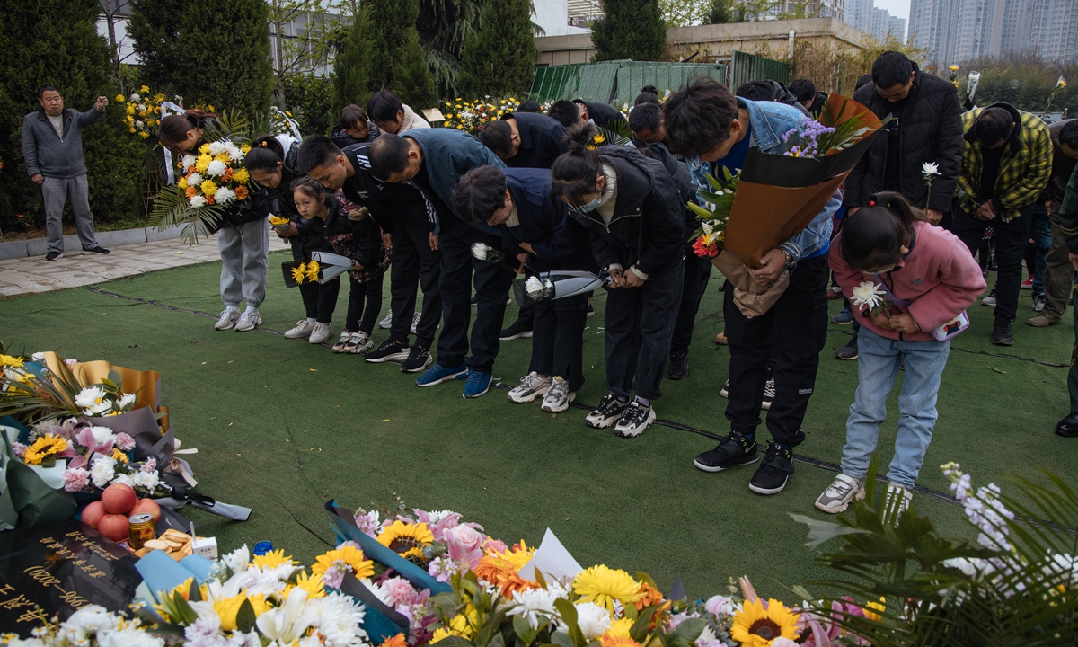 Relatives and locals gather at the cemetery square where Wang Zhuoran is buried in Luohe, Central China's Henan Province early Saturday to commemorate him. Photo: Li Hao/GT