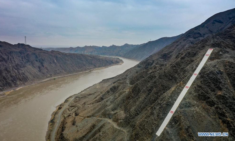 Aerial photo taken on April 3, 2021 shows the water mark of the Yellow River in the Heishan Gorge area in Zhongwei City, northwest China's Ningxia Hui Autonomous Region. Heishan Gorge is located in the upper reaches of the Yellow River, with a total length of over 70 kilometers.(Xinhua)