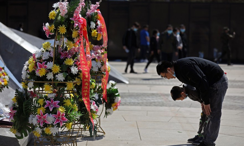 People bow to pay tribute at the Chinese People's Volunteers (CPV) martyrs' cemetery in Shenyang, capital of northeast China's Liaoning Province, April 4, 2021.(Photo: Xinhua)