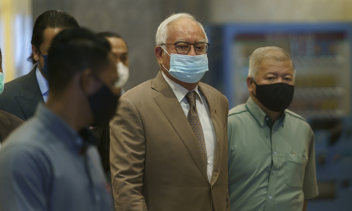 Former Malaysian Prime Minister Najib Razak, second from right, wearing a face mask arrives at Court of Appeal in Putrajaya, Malaysia, Monday, April 5, 2021. Photo: VCG