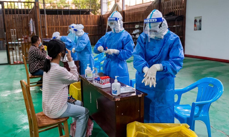 A resident receives nucleic acid testing for COVID-19 at Munao community, Ruili City, southwest China's Yunnan Province, April 6, 2021. Ruili City in southwest China's Yunnan Province on Tuesday launched the second round of nucleic acid testing that includes all residents of the city proper. (Xinhua)