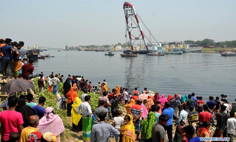 A salvage ship lifts a ferry which capsized in a river in Narayanganj, Bangladesh, April 5, 2021. The death toll of Sunday's ferry sinking in the Shitalakkhya River near Bangladesh's capital Dhaka has risen to 26 Monday afternoon, after another 21 bodies were retrieved, an official said.(Photo: Xinhua)
