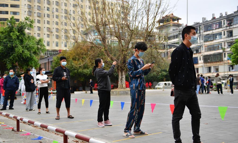 Residents wait in line to receive nucleic acid testing for COVID-19 at Youyi community, Ruili City, southwest China's Yunnan Province, April 6, 2021. Ruili City in southwest China's Yunnan Province on Tuesday launched the second round of nucleic acid testing that includes all residents of the city proper.(Xinhua)