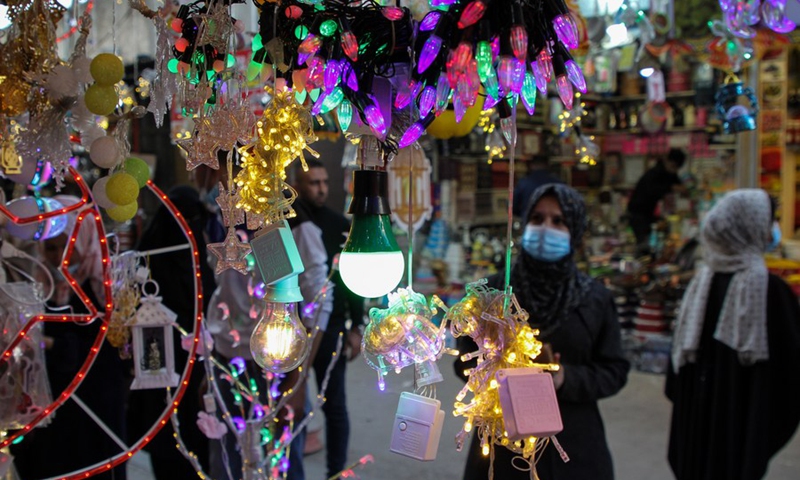 Palestinians visit a market ahead of the Islamic holy month of Ramadan in Gaza City, on April 4, 2021.(Photo: Xinhua)