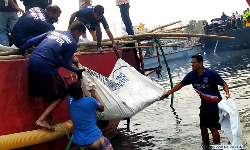Rescuers retrieve bodies of victims following a ferry accident in Narayanganj, Bangladesh, April 5, 2021. The death toll of Sunday's ferry sinking in the Shitalakkhya River near Bangladesh's capital Dhaka has risen to 26 Monday afternoon, after another 21 bodies were retrieved, an official said.(Photo: Xinhua)