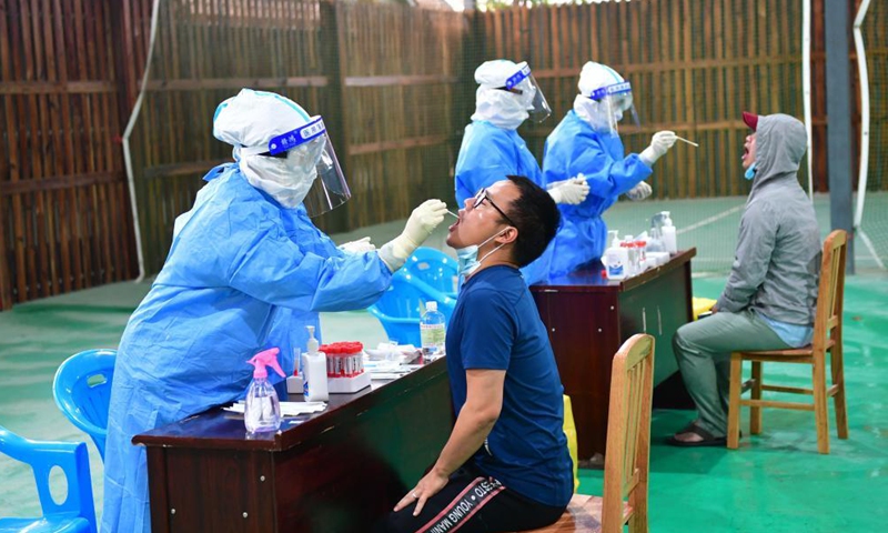 A resident receives nucleic acid testing for COVID-19 at Munao community, Ruili City, southwest China's Yunnan Province, April 6, 2021. Ruili City in southwest China's Yunnan Province on Tuesday launched the second round of nucleic acid testing that includes all residents of the city proper. (Xinhua)