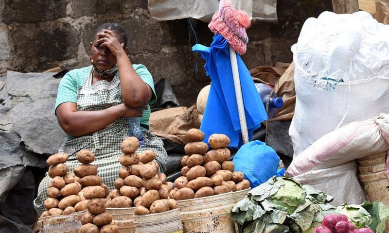 A vegetable seller waited for customers in Nairobi, capital of Kenya, April 5, 2021.(Photo: Xinhua)