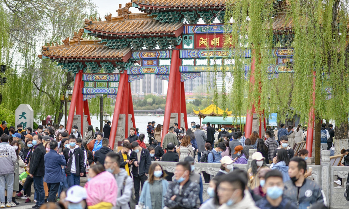 Tourists enjoy sping at the Daming Lake in Jinan, East China's Shandong Province. Photo: IC