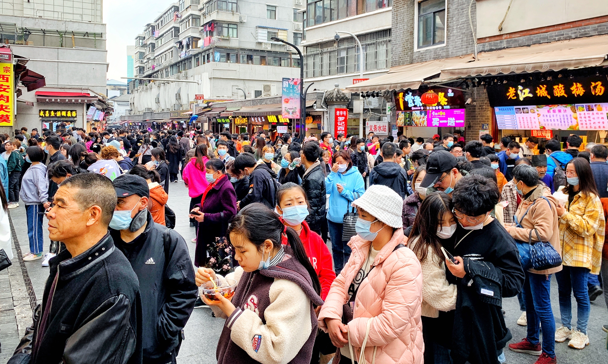 A Wuhan food street is thronged with visitors during the Qingming Festival holidays on Sunday. Photos: VCG