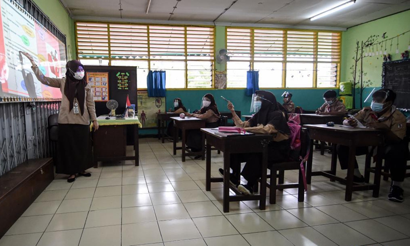 Student wearing face masks and face shields attend a class during the trial face-to-face learning at a school in Jakarta, Indonesia, April 7, 2021. Trial reopenings of 85 schools in Jakarta will start from April 7 to 29. The Indonesian government on March 30 asked schools to carry out limited offline (face to face) learning with parental consents and the implementation of health protocols. (Photo:Xinhua)