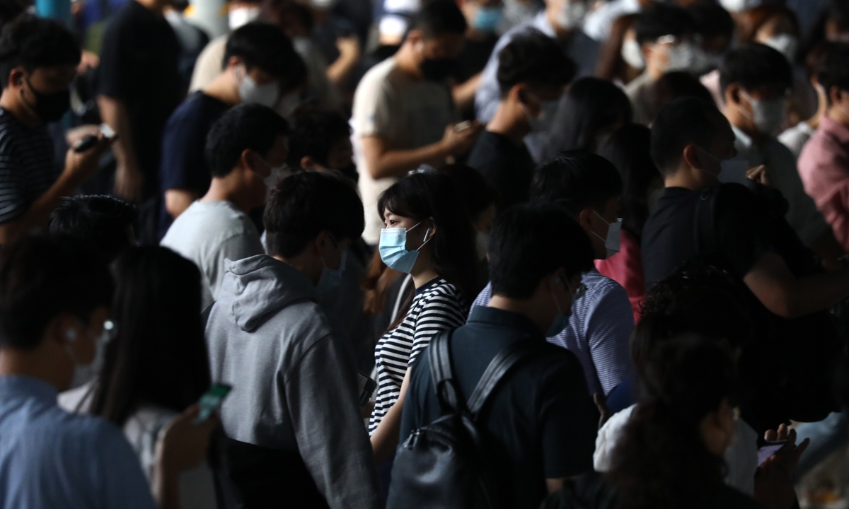 Commuters wear masks on the subway on September 15, 2020. Affected by the epidemic, difficulties in employment and social restrictions have brought tremendous pressure to young South Koreans, making their mental health a red light. Statistics show that in the first half of the year, self-injury behaviors were common among Koreans in their 20s and 30s, and the number of people receiving depression diagnosis and treatment continued to increase. Photo: VCG