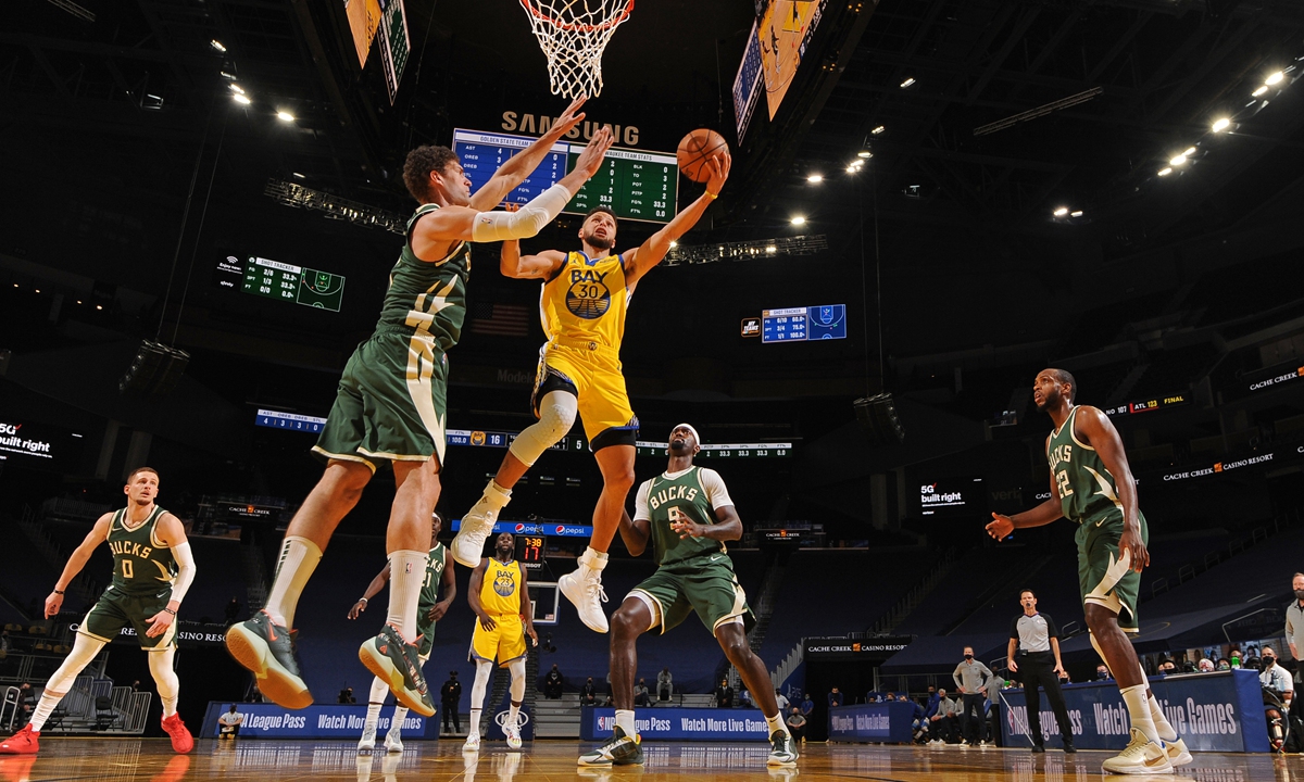 Stephen Curry of the Golden State Warriors drives to the basket against the Milwaukee Bucks on Tuesday in San Francisco, California. Photo: VCG