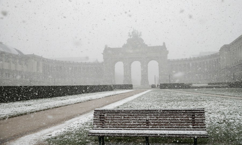 Photo taken on April 6, 2021 shows snow flakes at the Park of the Fiftieth Anniversary in Brussels, Belgium.(Photo: Xinhua)