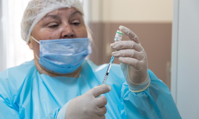 A medical worker prepares a dose of the COVID-19 vaccine produced by China's Sinopharm in Majdanpek, Serbia, on April 6, 2021. Serbia, a country of around 7 million inhabitants, is the first European country to start mass vaccination with Sinopharm vaccines in mid-January.(Photo: Xinhua)