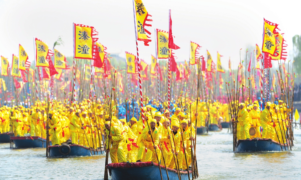 People participate in the 2021 Qintong Boat Festival held on Thursday at the Qinhu National Wetland Park in Jiangyan district of Taizhou, East China's Jiangsu Province. Hundreds of boats with more than 10,000 crew members gathered for the festival, a local tradition for centuries. Photo: cnsphoto