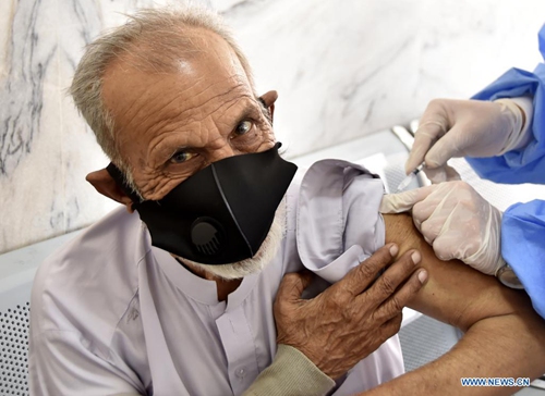 A senior citizen receives a dose of COVID-19 vaccine at a vaccination center in northwest Pakistan's Peshawar on April 7, 2021. So far, more than 1 million people have been vaccinated in Pakistan, and the total number of people who have registered themselves for vaccination is now over 2 million, according to the National Command and Operation Center (NCOC) chief Asad Umar.(Photo: Xinhua)