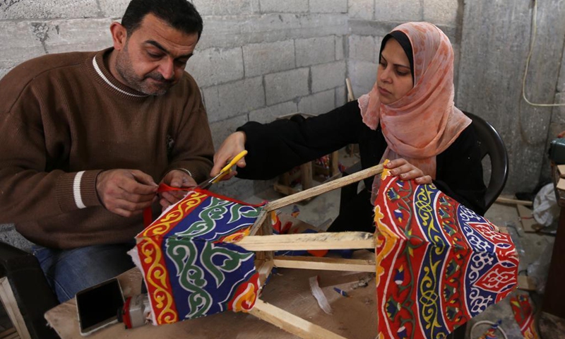 Palestinian Khaled Swidan and his wife Ghadeer Zinda make lanterns for sale at home in the southern Gaza Strip city of Khan Younis, April 7, 2021, in preparation for the Islamic holy month of Ramadan amid the outbreak of the coronavirus.(Photo: Xinhua)