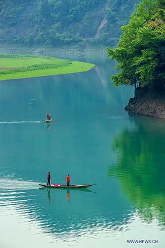 Aerial photo taken on April 7, 2021 shows volunteers patrolling the lake to keep the water clean in Wuzhuang Village of Chun'an County, east China's Zhejiang Province. Volunteers are encouraged to take part in the ecological environment protection in the county.(Photo: Xinhua)