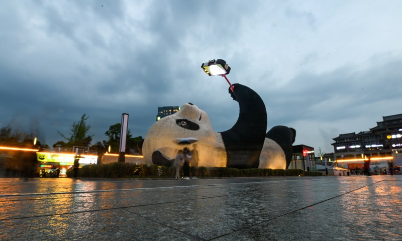 Photo taken on April 7, 2021 shows the Selfie Panda sculpture on display at the Yangtianwo square in Dujiangyan, southwest China's Sichuan Province.(Photo: Xinhua)