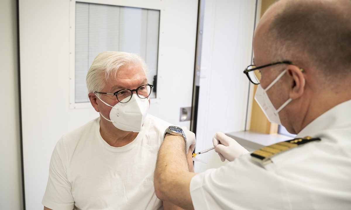 Federal President Frank-Walter Steinmeier is vaccinated against the coronavirus with the Astrazeneca vaccine in the Bundeswehr hospital in Berlin on April 1. Photo: VCG