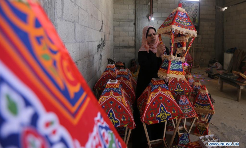 Palestinian Ghadeer Zinda makes lanterns for sale at home in the southern Gaza Strip city of Khan Younis, April 7, 2021, in preparation for the Islamic holy month of Ramadan amid the outbreak of the coronavirus.(Photo: Xinhua)