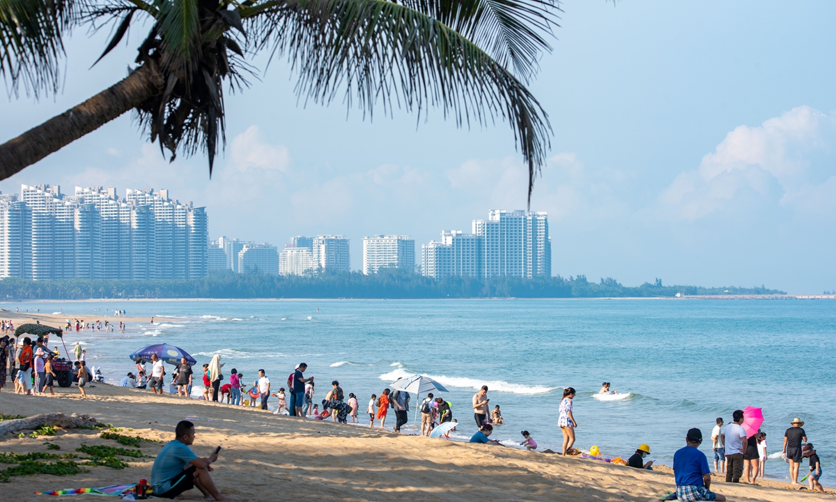 Tourists in Qionghai, Hainan Province on April 4 Photo: VCG