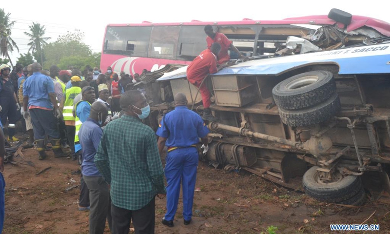 People are seen at the site of a road accident along the Mombasa-Malindi highway near Malindi town in Kenya, April 7, 2021. At least 15 people were killed and 14 others injured early Wednesday when two commuter buses collided head-on in Kenya's coastal town of Malindi.(Photo: Xinhua)