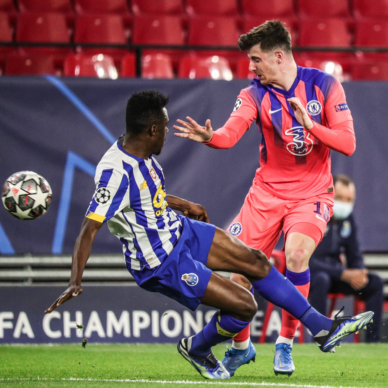 Mason Mount (right) of Chelsea competes for the ball with Zaidu Sanusi of Porto on Wednesday in Seville, Spain. Photo: VCG