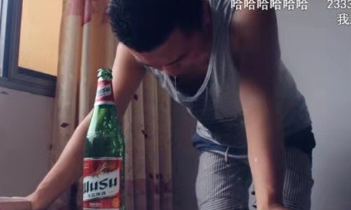 A vlogger's drinking show. Photo: Sina Weibo  