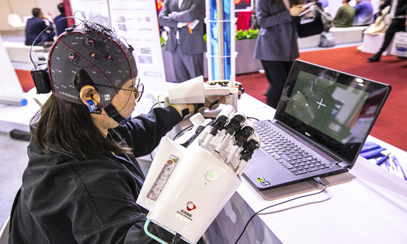 Un produit BCI, Xhand, est présenté au Salon international des technologies de Chine (Shanghai) le 15 avril 2021. Photo : VCG