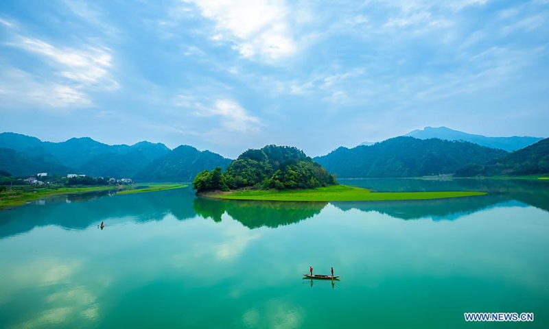 Aerial photo taken on April 7, 2021 shows volunteers patrolling the lake to keep the water clean in Wuzhuang Village of Chun'an County, east China's Zhejiang Province. Volunteers are encouraged to take part in the ecological environment protection in the county.(Photo: Xinhua)
