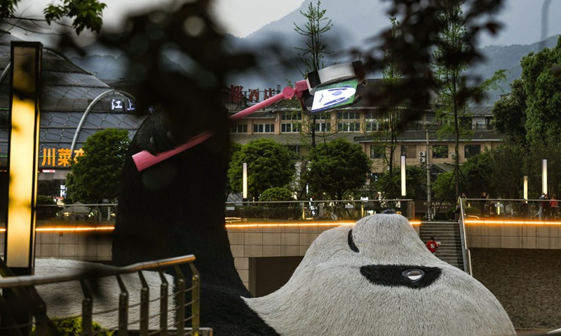 Photo taken on April 7, 2021 shows the Selfie Panda sculpture on display at the Yangtianwo square in Dujiangyan, southwest China's Sichuan Province.(Photo: Xinhua)