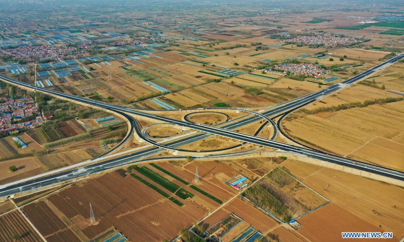Aerial photo taken on April 7, 2020 shows the construction site of the Beijing-Dezhou expressway in north China's Hebei Province. The first phase of the expressway linking Beijing Daxing International Airport and Dezhou City in Hebei is expected to be put into operation in May 2021.(Photo: Xinhua)
