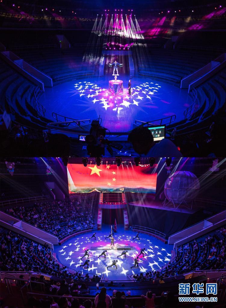 In this combo photo, the upper half show actor Song Bufan performing acrobatic arts at Wuhan Acrobatic Hall on May 27, 2020. The lower half shows Wuhan Acrobatic Hall on April 3, 2021, with audience members filling the seats for a performance. Photo: Xinhua