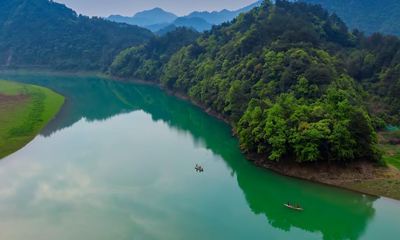 Aerial photo taken on April 7, 2021 shows volunteers patrolling the lake to keep the water clean in Wuzhuang Village of Chun'an County, east China's Zhejiang Province. Volunteers are encouraged to take part in the ecological environment protection in the county.(Photo: Xinhua)