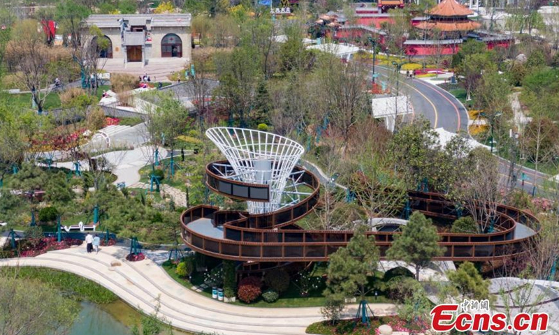 航空照片显示了2021年4月8日在中国江苏省扬州市举行的国际园艺博览会的景象。图片：中国新闻社