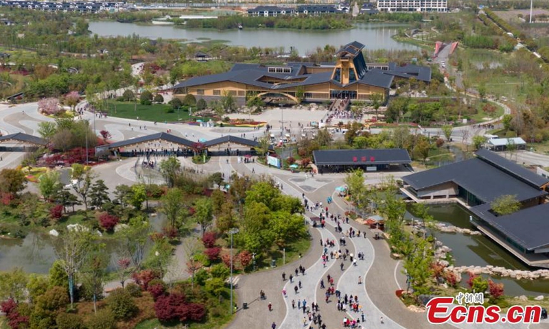 航空照片显示了2021年4月8日在中国江苏省扬州市举行的国际园艺博览会的景象。图片：中国新闻社