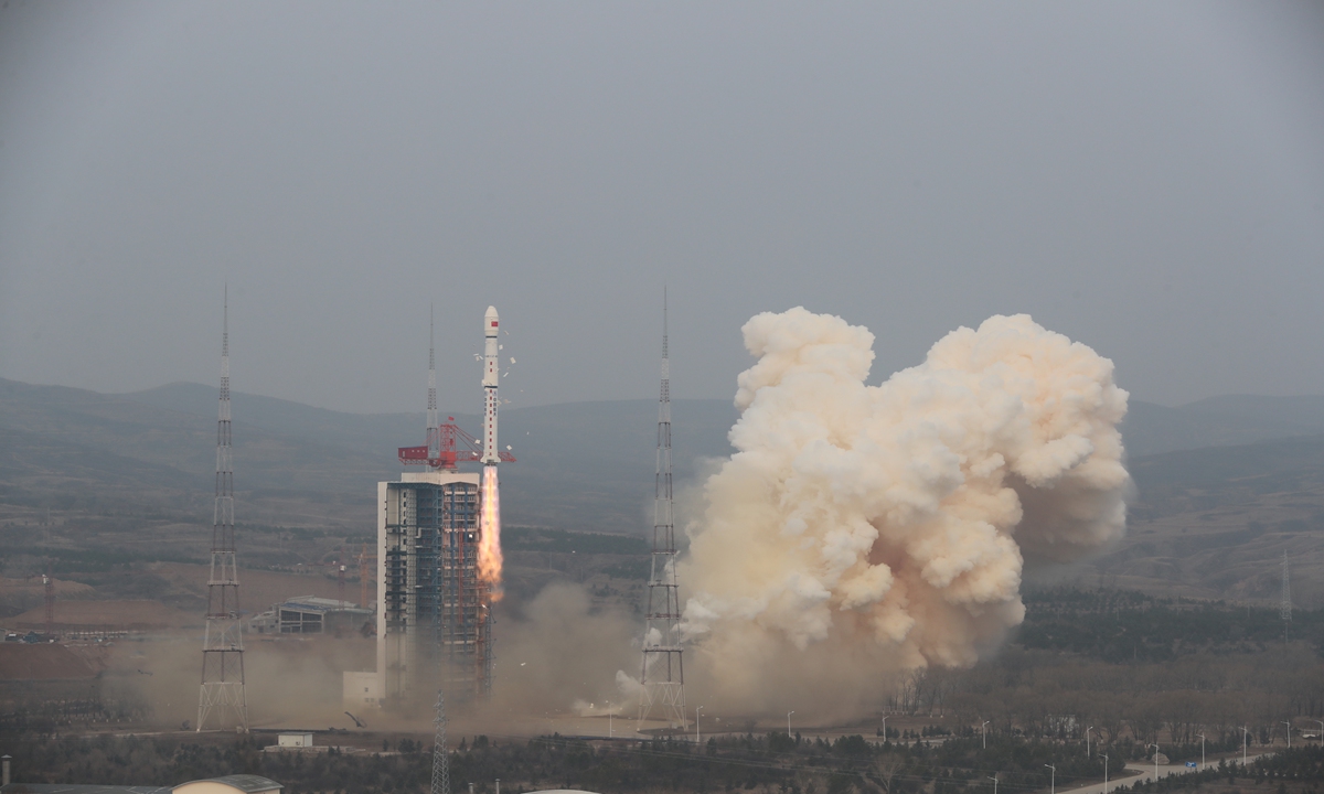 A Long March-4B carrier rocket carrying a satellite, the third of the Shiyan-6 series, blasts off from the Taiyuan Satellite Launch Center in north China's Shanxi Province on Friday. China successfully sent the experiment satellite into orbit. Photo: Xinhua