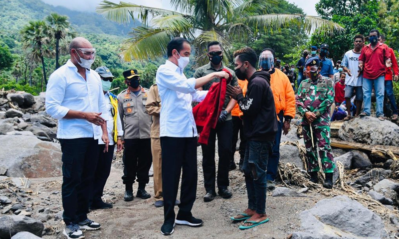 Indonesian President Joko Widodo meets a victim of the disaster in Lembata, East Nusa Tenggara province, Indonesia, April 9, 2021. Widodo on Friday visited East Nusa Tenggara, one of the worst-hit provinces by flash floods and landslides triggered by tropical cyclone Seroja. Photo: Xinhua