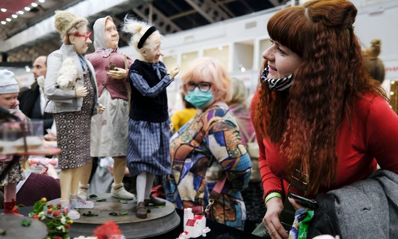 A visitor looks at dolls on display during dolls and teddy bears exhibition in Moscow, Russia, April 10, 2021. More than 10,000 dolls manufactured by different techniques are displayed at the exhibition.(Photo: Xinhua)