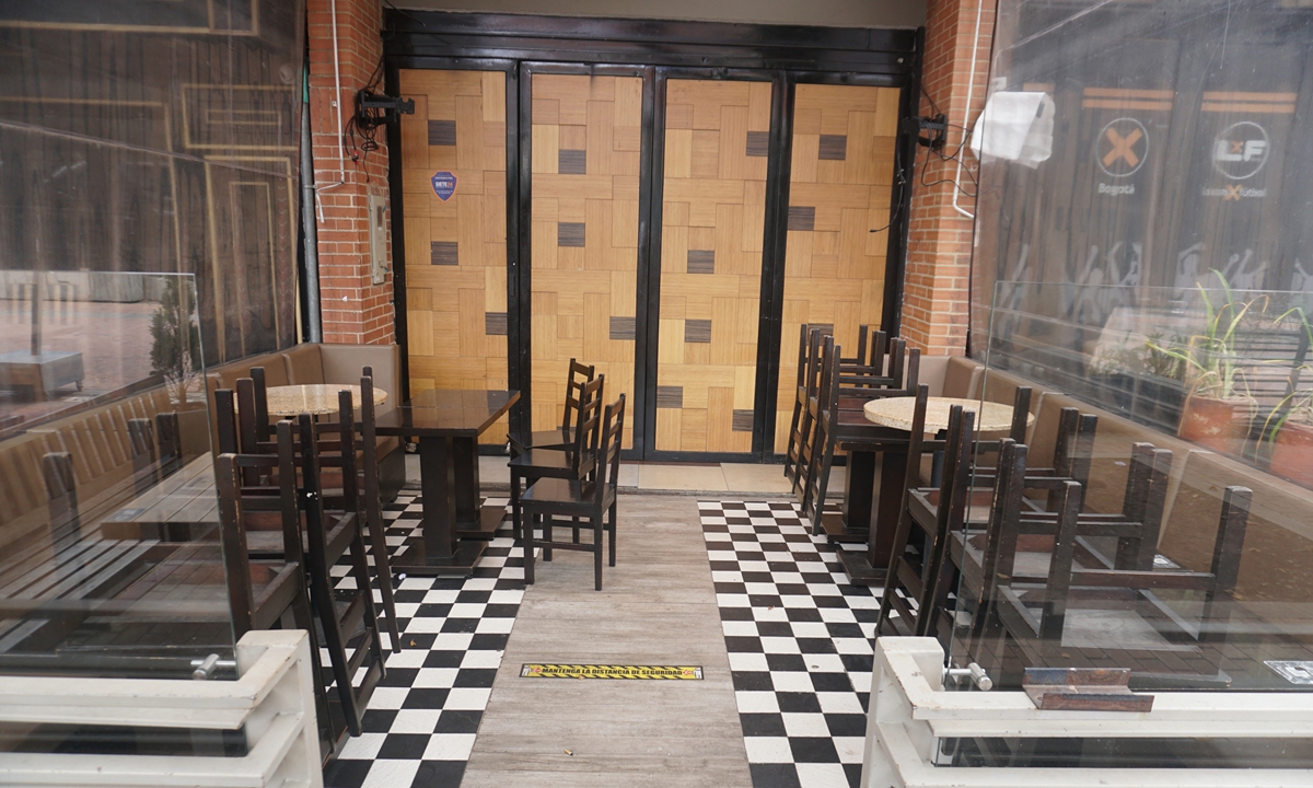 A closed place and the chairs on the tables amid the quarantine decreed this weekend from Saturday to Tuesday due to the increase in COVID-19 cases in Bogota, Colombia, on April 10, 2021. Photo: VCG