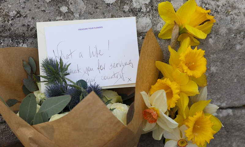 Photo taken on April 9, 2021 shows a message with flowers at the gates of Buckingham Palace after the announcement of Britain's Prince Philip's death in London, Britain.(Photo: Xinhua)