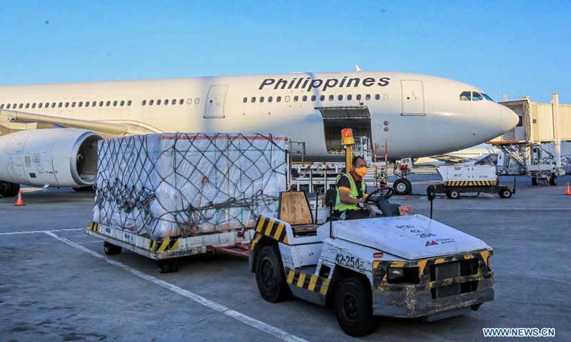 A staff member transports a cargo containing the Sinovac COVID-19 vaccines in Manila, the Philippines on April 11, 2021. The Philippines on Sunday received the second batch of Sinovac Biotech's CoronaVac vaccines purchased from China.(Photo: Xinhua)