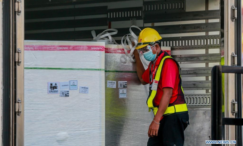 A staff member transports a cargo containing the Sinovac COVID-19 vaccines in Manila, the Philippines on April 11, 2021. The Philippines on Sunday received the second batch of Sinovac Biotech's CoronaVac vaccines purchased from China. (Photo: Xinhua)
