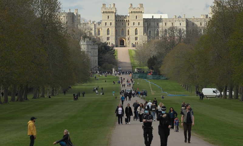Members of the public gather at Windsor Castle in Windsor, Britain, on April 9, 2021.(Photo: Xinhua)