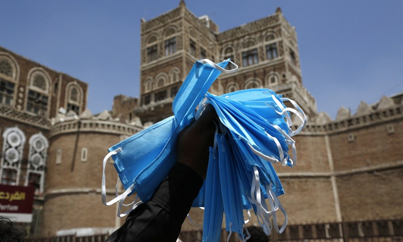 A vendor sells face masks in a street in Sanaa, Yemen on April 10, 2021(Photo: Xinhua)