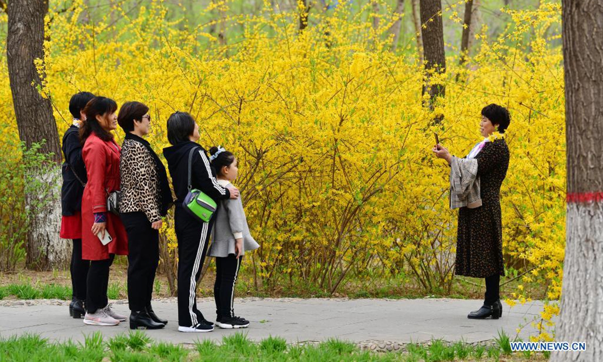 Tourists enjoy flowers at Huangtaishan Park in Qian'an City, north China's Hebei Province, April 11, 2021. Flowers are in full bloom in Huangtaishan Park, attracting many tourists. (Xinhua/Li He)

