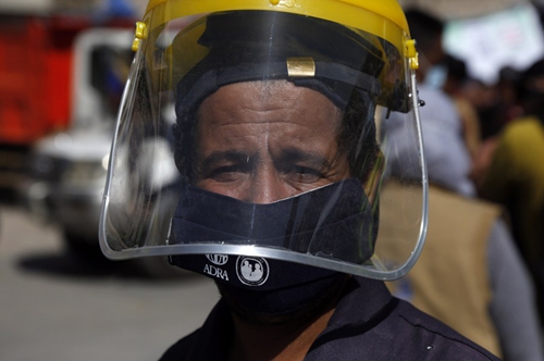 A Yemeni wears mask and face shield in a street of Sanaa, Yemen on April 10, 2021.(Photo: Xinhua)