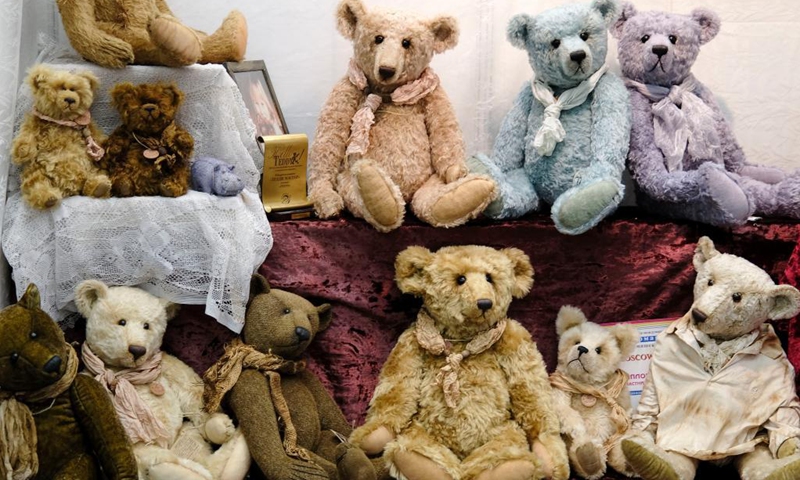 Teddy bears are on display during dolls and teddy bears exhibition in Moscow, Russia, April 10, 2021. More than 10,000 dolls manufactured by different techniques are displayed at the exhibition.(Photo: Xinhua)